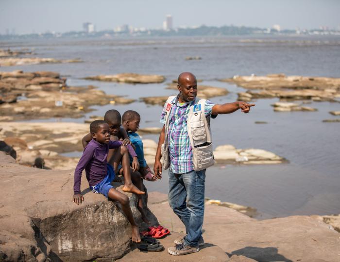 REIPER social worker with children in street situations © Besnard/Apprentis d'Auteuil