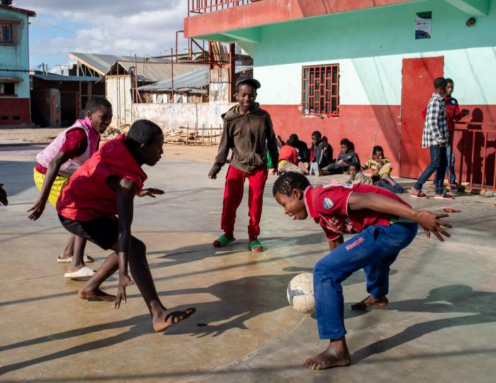 Jeunes qui jouent au foot, Madagascar (c) Apprentis d'Auteuil
