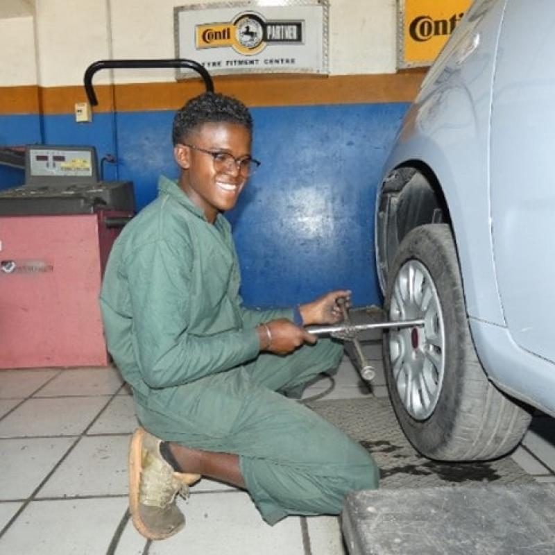 Jeune en stage de mécanique, à Madagascar @Bureau pour l’Emploi