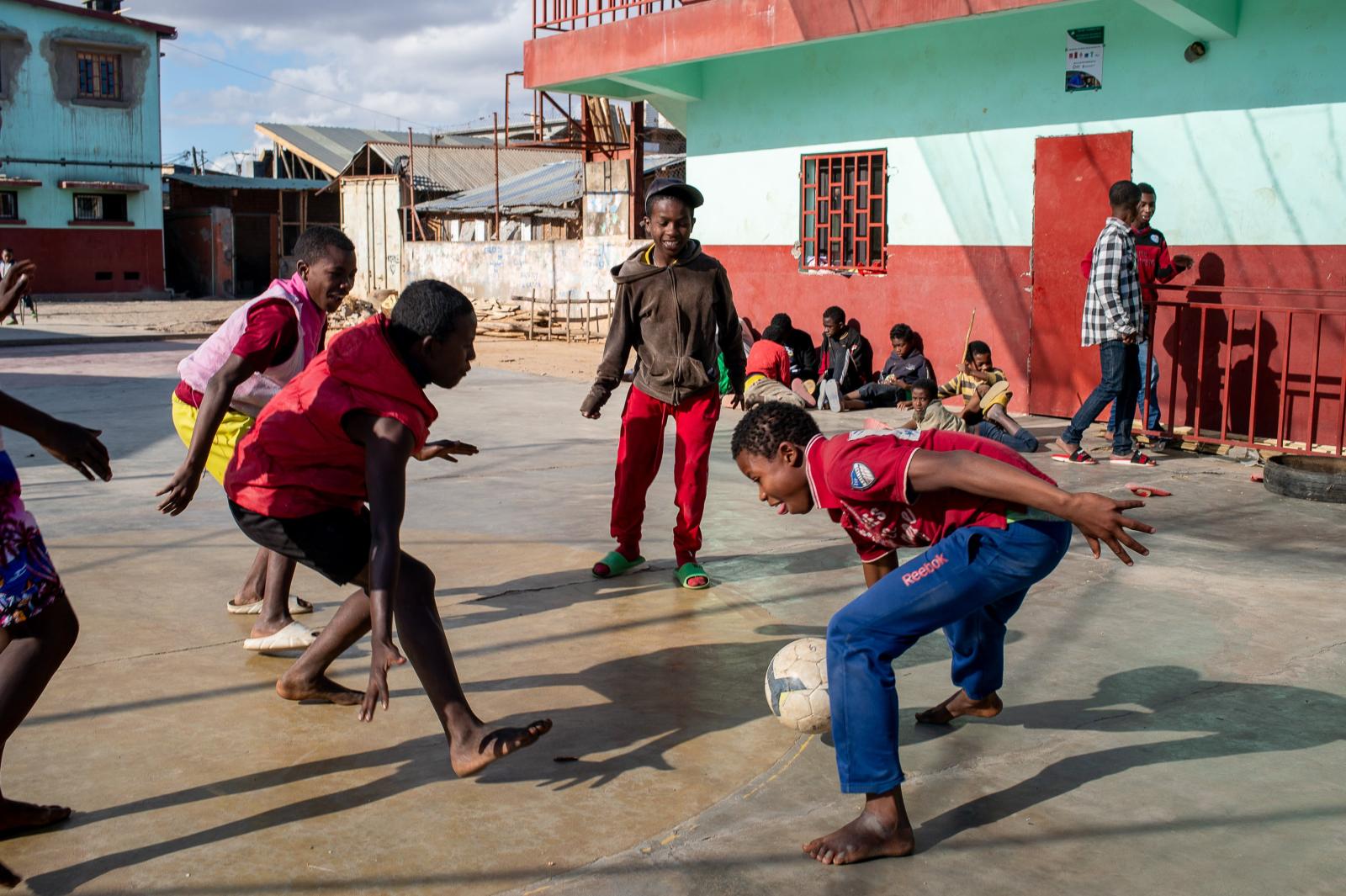 Children playing with a ball, Madagascar © Apprentis d’Auteuil
