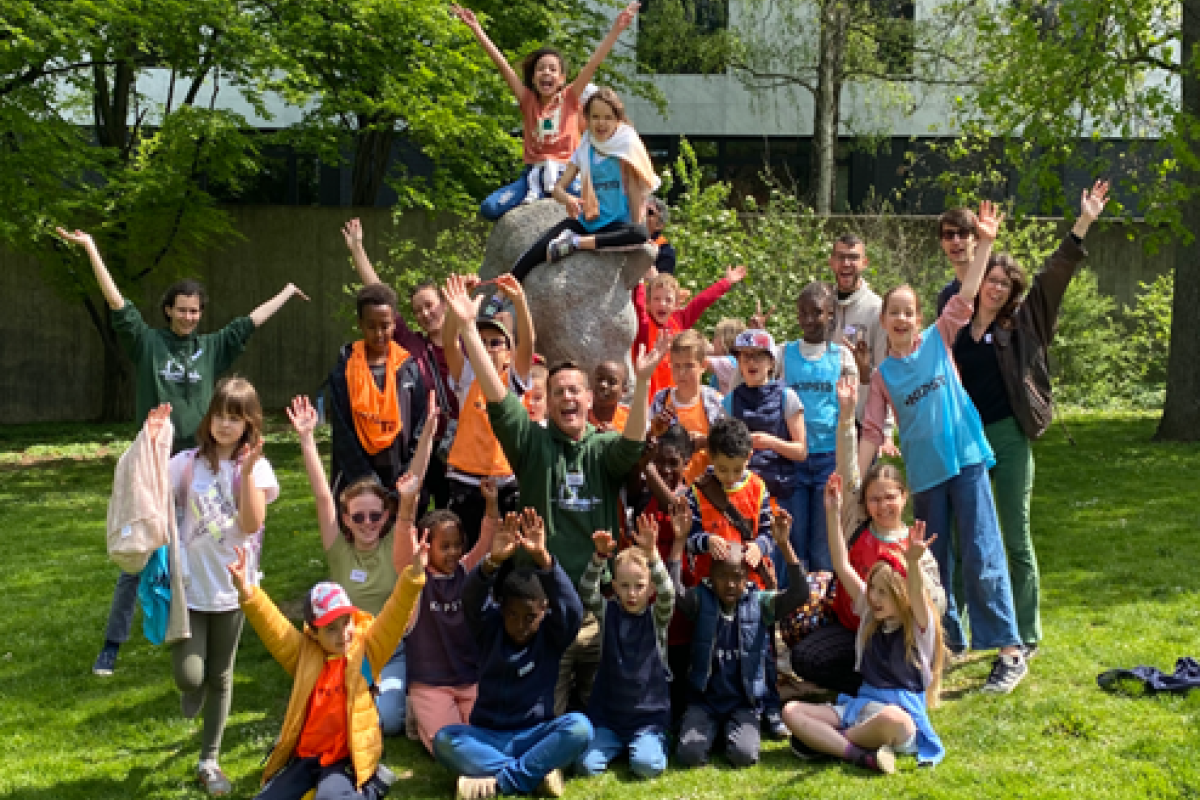 Groupe d'enfants posant après une activité périscolaire, Genève