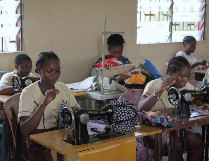 Cours de couture au centre de formation Nyalla, Cameroun