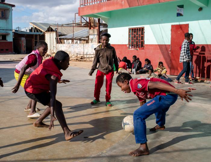  Enfants qui jouent au ballon, Madagascar © Apprentis d’Auteuil