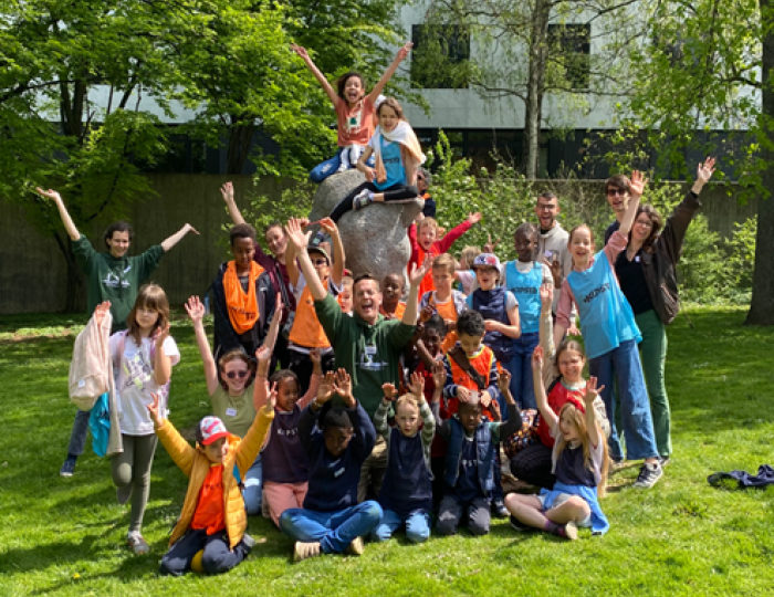 Groupe d'enfants posant après une activité périscolaire, Genève