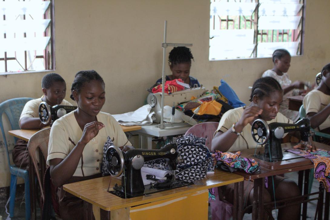 Cours de couture au centre de formation Nyalla, Cameroun