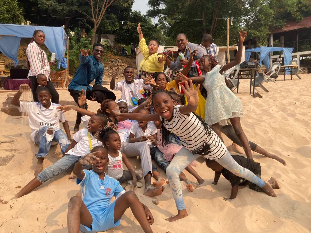 Sortie à la plage des familles de la Maison des Familles à Kinshasa ©Apprentis d’Auteuil 